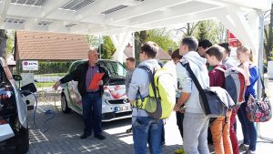 Staunen an der Sonnentankstelle