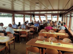 Ehemalige Mitarbeiter machen eine Dampferfahrt